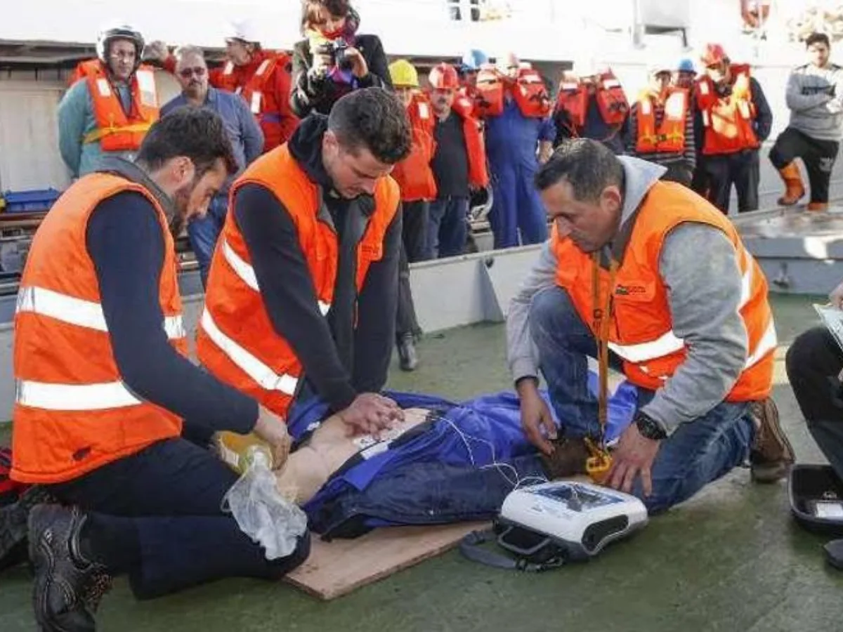 Simulacro de parada cardíaca con desfibrilador a bordo del Golden Chicha, con la tripulación en chalecos salvavidas