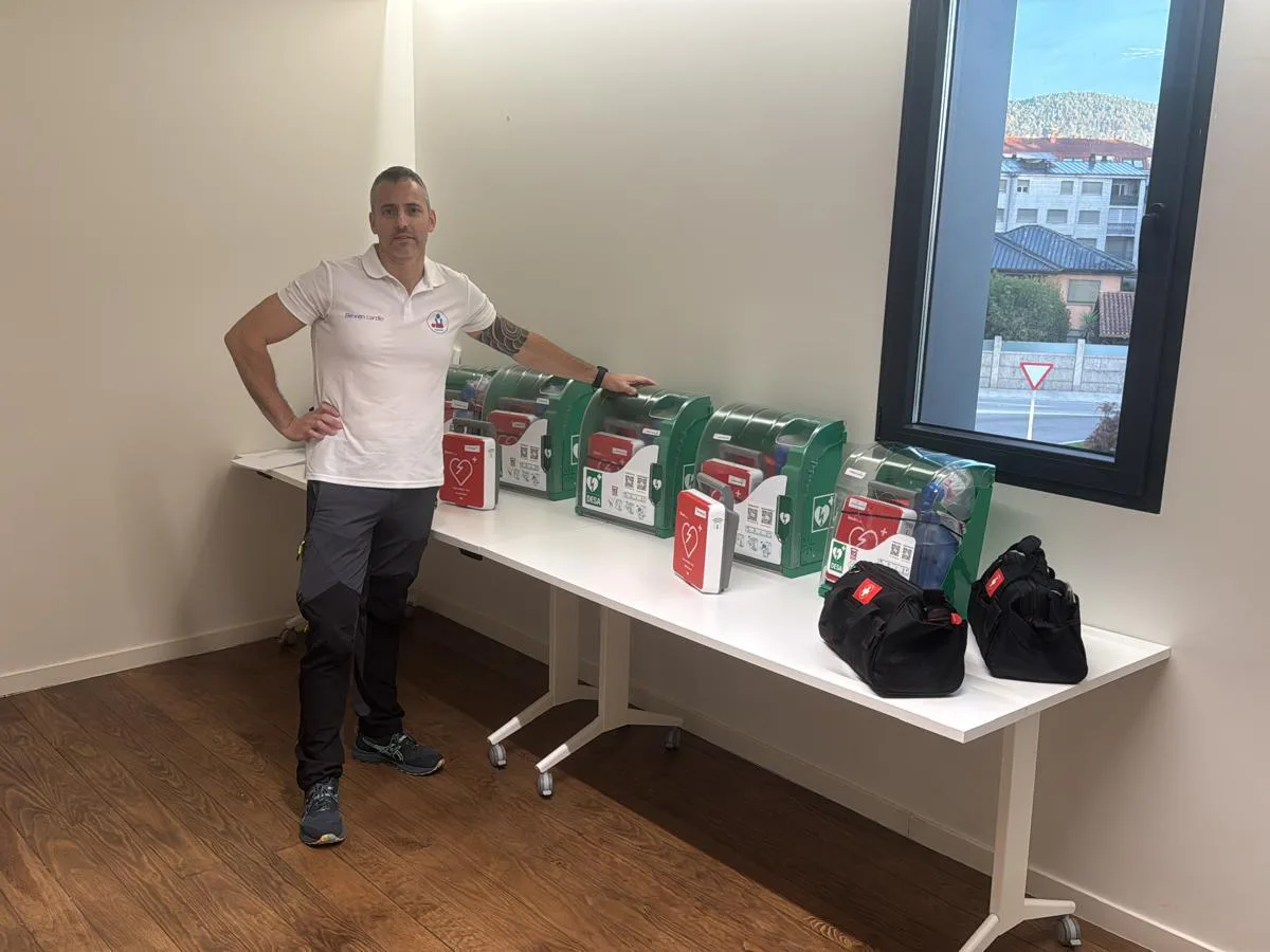 Vitrinas y desfibriladores DESA de Bexen Cardio preparados para el Concello de Salceda