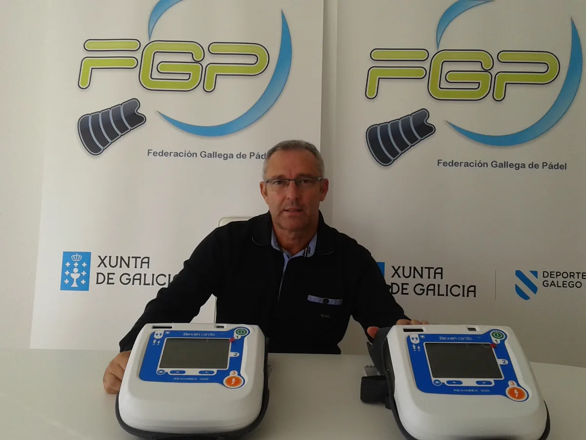 El presidente de la Federación Gallega de Pádel con los dos desfibriladores Reanibex 300 de Bexen Cardio