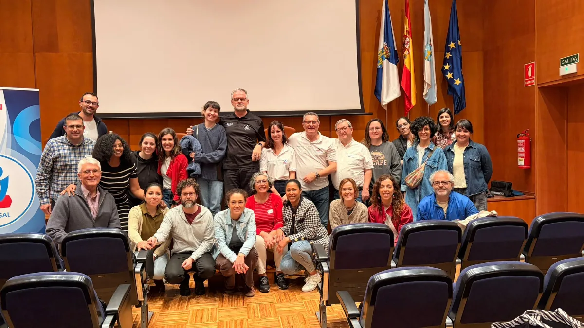 Foto de grupo al terminar una formación en reanimación y uso del desfibrilador.
